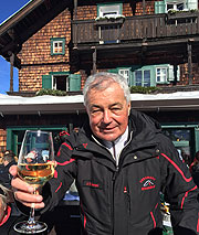 Bergbahnchef Sepp Burger - Berggasthof Sonnbühel - Hoch-Genuss am Hahnenkamm in der vermutlich ältesten Skihütte der Welt.(©Foto: Martin Schmitz)